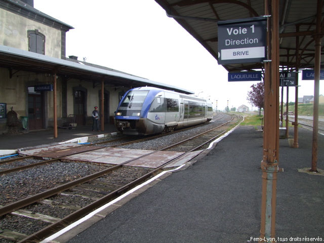 Gare de Laqueuille, le dernier autorail de Limoges à Clermont-Ferrand à quai, 5 juillet 2014