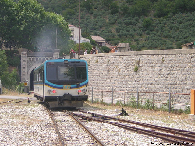 Autorail n° X305 ou X306 quittant la gare d’Entrevaux