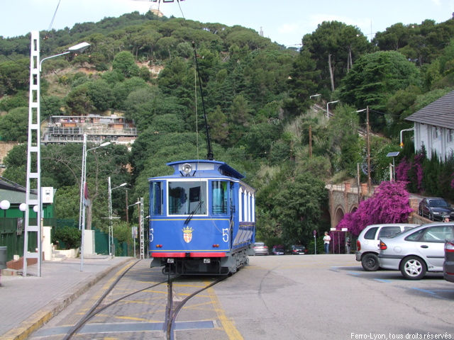 Tramway bleu du Tibidabo, rame n°5 quittant la station haute, juin 2014