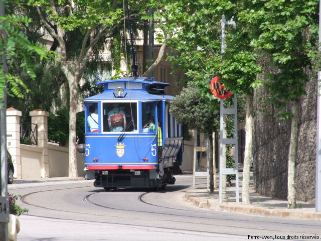 Tramway bleu du Tibidabo, rame n°5 montant l’avenue, juin 2014