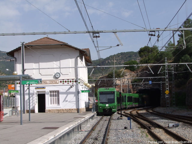 Gare de Monistrol de Montserrat, départ d’une rame à crémaillère, juin 2014