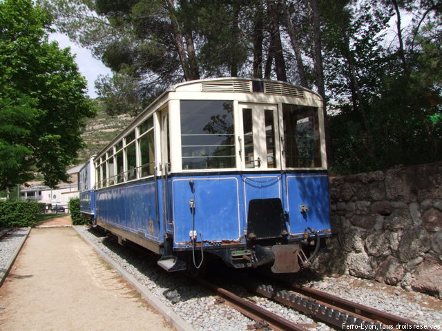 Rame ancienne exposée à côté de l’ancienne gare de Monistrol-Vila, juin 2014