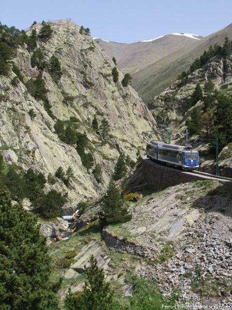 Vall de Núria, la rame A7 dans les gorges, juin 2014