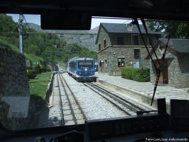 Gare de Queralbs, croisement avec la rame A5, juin 2014