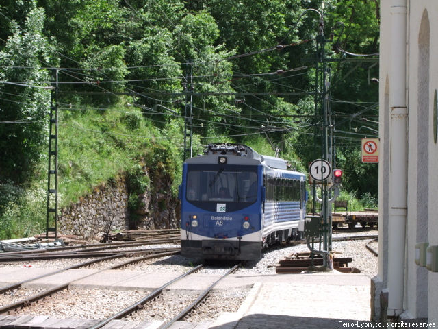 Gare de Ribes Vila, la rame A8 entre en gare, juin 2014