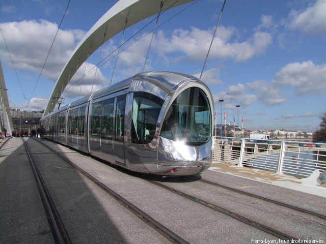 Rame n°875 stationnée sur le pont Barre