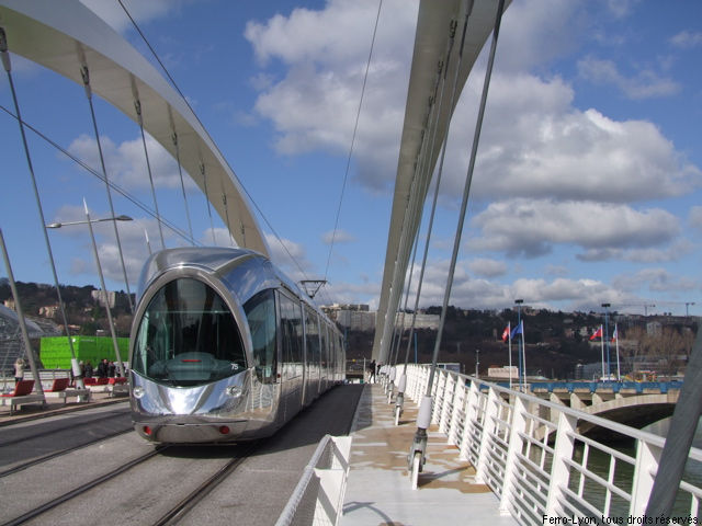 Rame n°875 stationnée sur le pont Barre