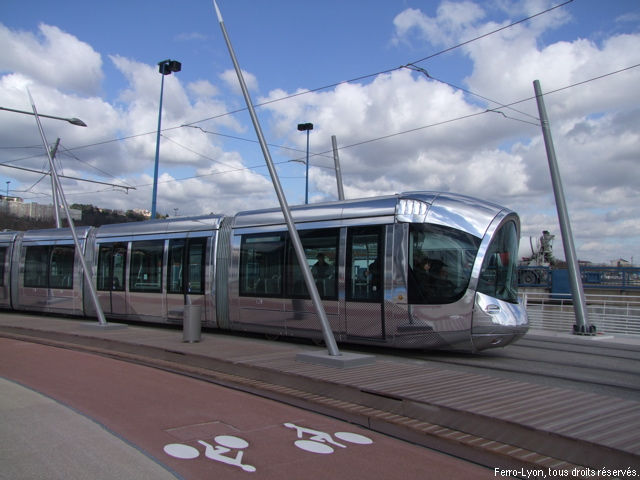 Rame n°875 remontant sur le pont Barre