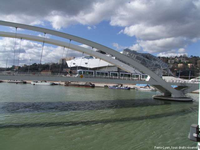 Rame n°875 stationnée sur le pont Barre vue de puis le pont Pasteur