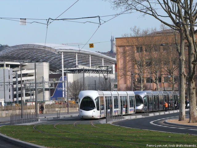 Rames inaugurales rassemblée sur le site de la future station Le Champ