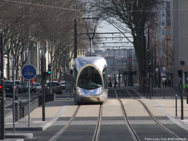 Rame n°875 traversant la place des docteurs Charles et Christophe Merieux