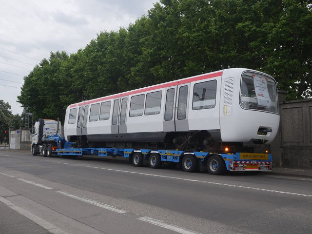 Voiture n°338 devant les ateliers du Thiolet sur le camion la ramenant de Bagnères-de-Bigorre (Doc : SyTRAL)