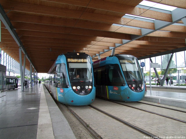 Croisement des rames de tram-train Citadis-Dualis n°108 et 102 à la station Haluchère-Batignolles