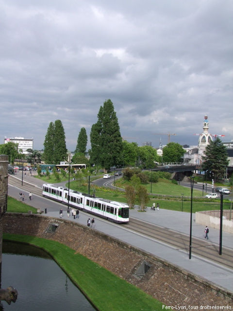 Rame TFS Alsthom de la ligne 1 en direction de François-Mitterrand vu depuis les remparts du château des ducs de Bretagne