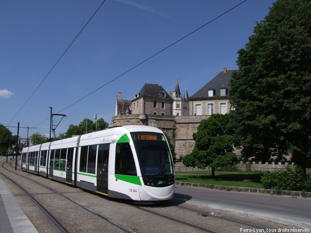 Rame Urbos CAF n°384 de la ligne 1 devant le château des ducs de Bretagne en direction de François-Mitterrand