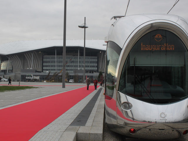 Rame n°875 devant le Parc Olympique Lyonnais (Doc : LyonMag.com)
