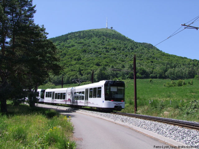 Train débutant son ascension dominée par le Puy de Dôme