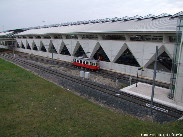 La motrice n° 4098 arrive en station Aéroport Lyon-Saint-Exupéry