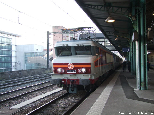 La CC 6570 et sa rame à quai en gare de Lyon-Perrache