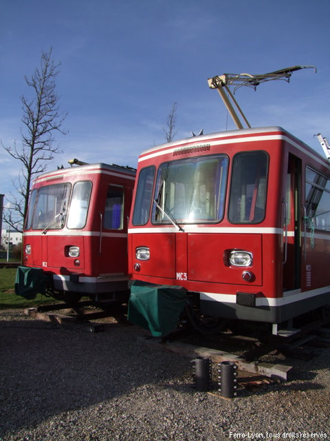 Vue des rames MC3 et MC2 à Meyzieu