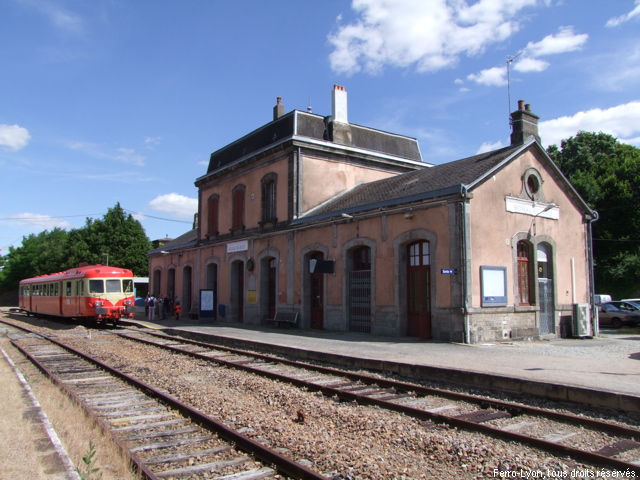 L’autorail X2844 en gare de Busseau-sur-Creuse