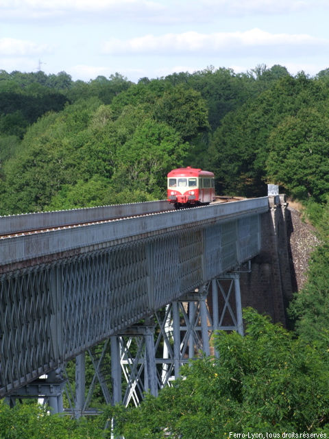 L’autorail X2844 sur le viaduc de Busseau-sur-Creuse