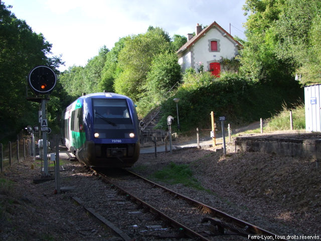 L’autorail X73780 au passage à niveau n°252 sur la commune de Cressat