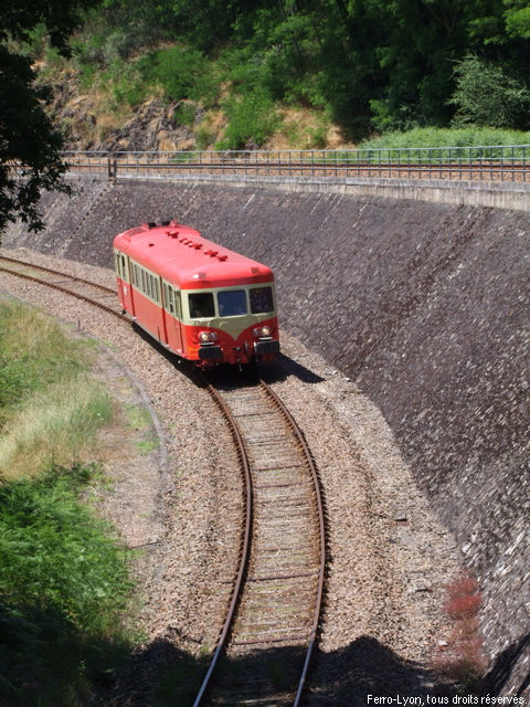 L’autorail X2844 peu après la bifurcation entre la ligne de Montluçon et de celle de Felletin