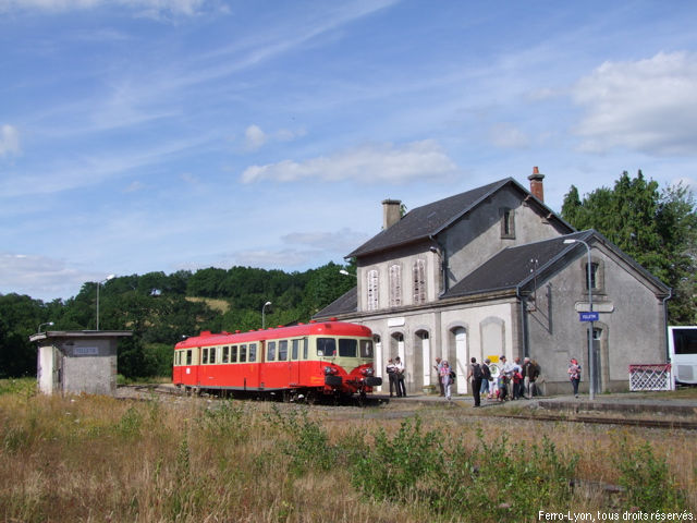 L’autorail X2844 en gare de Felletin