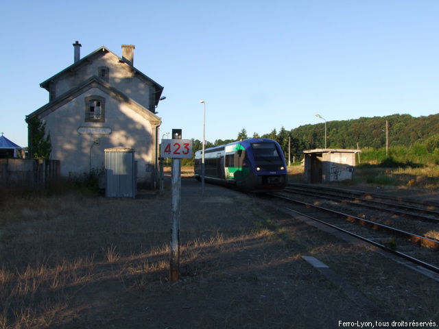 L’autorail X73518 en gare de Felletin