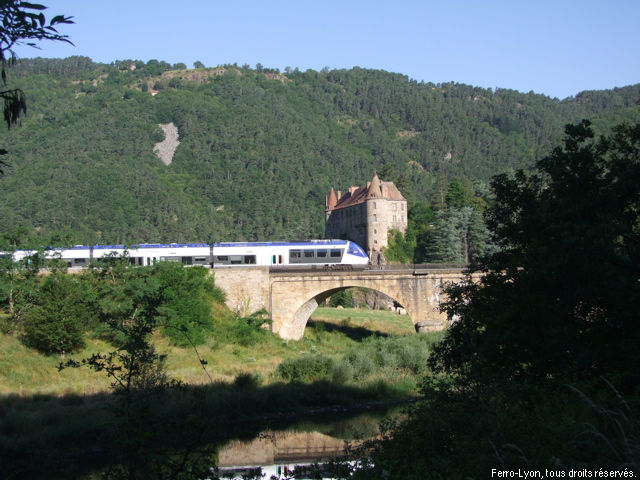 Un autorail entre Saint-Étienne et le Puy-en-Velay franchit la Loire avec en arrière-plan le château de La-Voute-Polignac