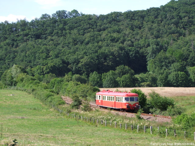 L’autorail X2844 dans la campagne à Moutier-Rozeille