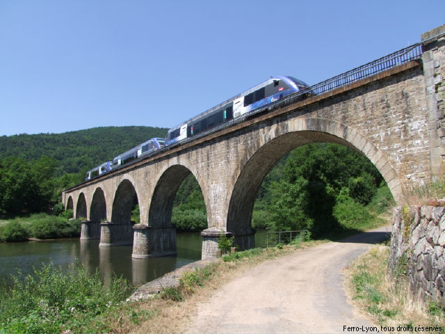 Un train entre Saint-Étienne et le Puy-en-Velay franchit la Loire sur le viaduc de Brenas
