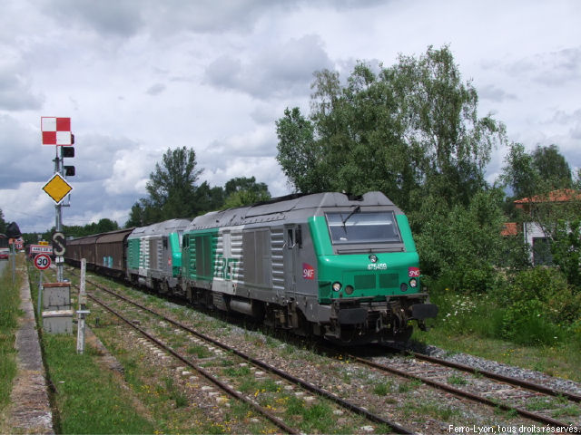 Train marchandises quittant la gare de Volvic en direction de Clermont-Ferrand