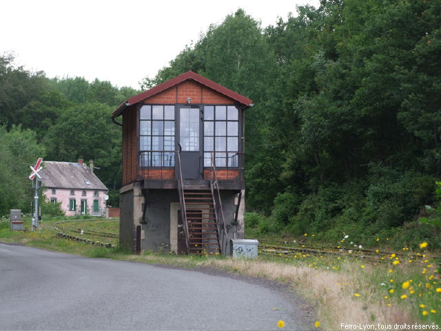 Poste côté ouest de la gare de Volvic et signal neutralisé