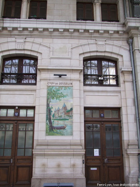 Gare de Tours, tableau en céramique représentant le Château de Josselin