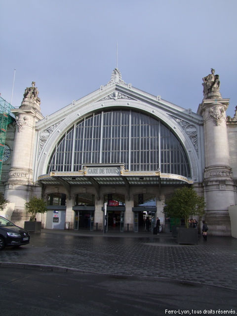 Gare de Tours, vue partielle de la façade située à l’extrémité des halles