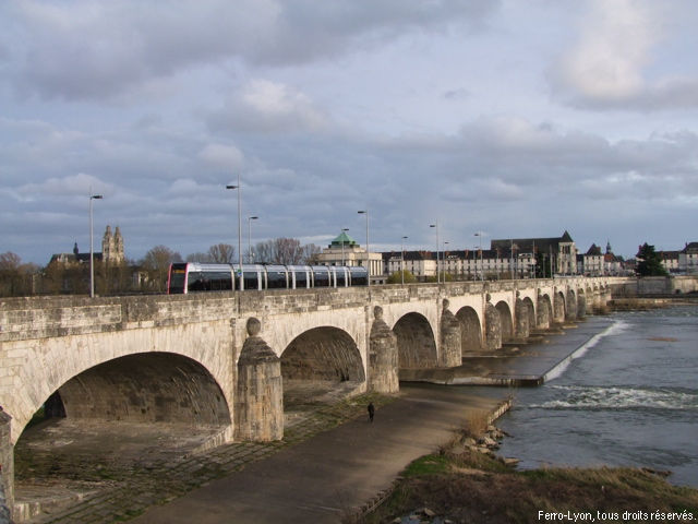 Tramway sur le pont Wilson franchissant la Loire