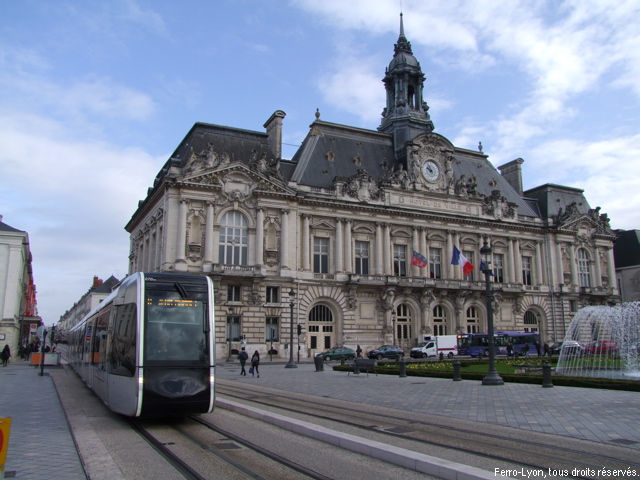 La rame n°70 du tramway sur la place Jean-Jaurès