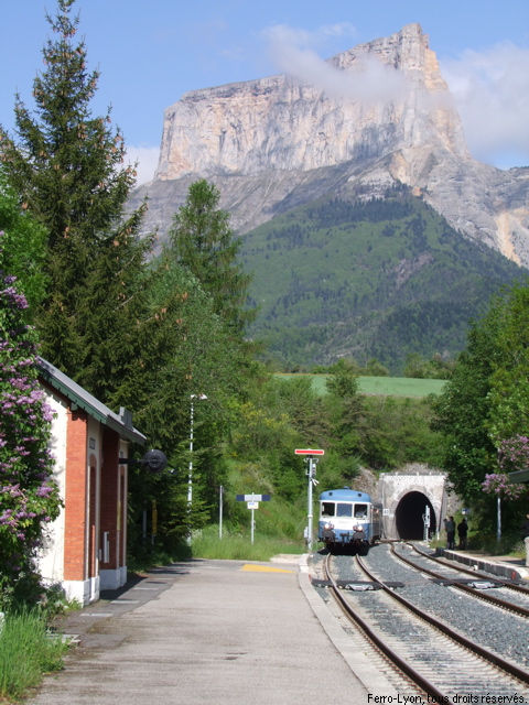 L’autorail X2819 entre en gare de Clelles – Mens