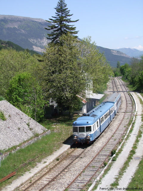 L’autorail X2819 et la remorque XR6091 traversent à pleine vitesse l’ancienne gare de La Beaume