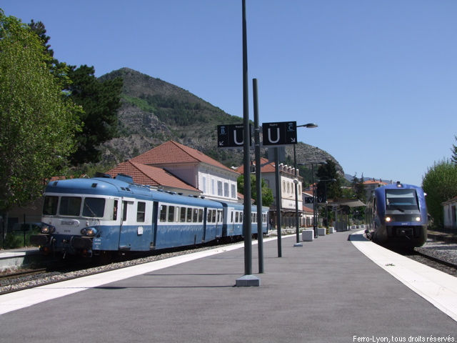 Les autorails X2819 et X73711 en gare de Veynes-Dévoluy