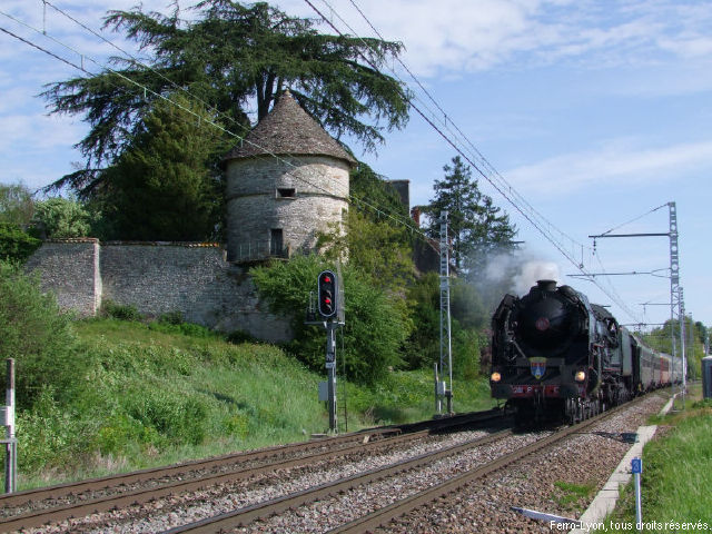 Train tracté par la 241P17 passant en vitesse devant le château de Marigny à Fleurville