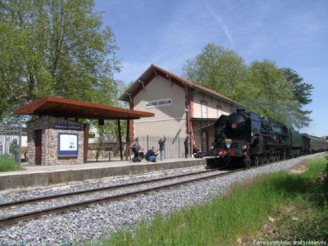 Train tracté par la 241P17 traversant en vitesse la gare de Marlieux - Châtillon