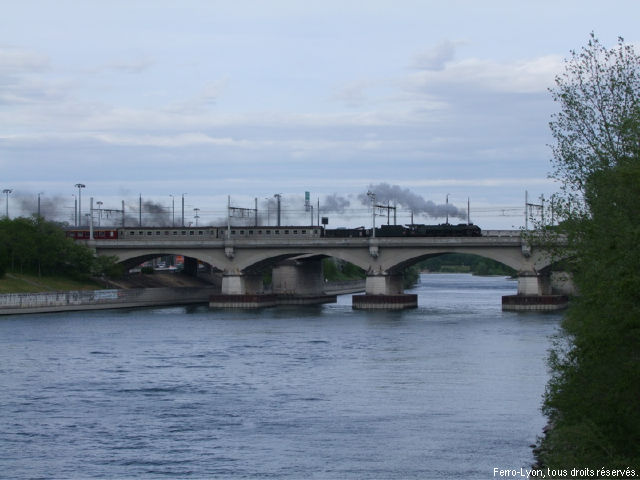 Train tracté par la 241P17 traversant en vitesse le viaduc sur le Rhône de Saint-Clair