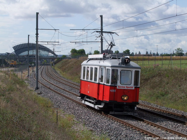 La motrice 4098 s’éloigne de l’aéroport