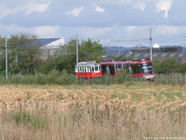 Croisement entre la motrice 4098 une rame Rhônexpress