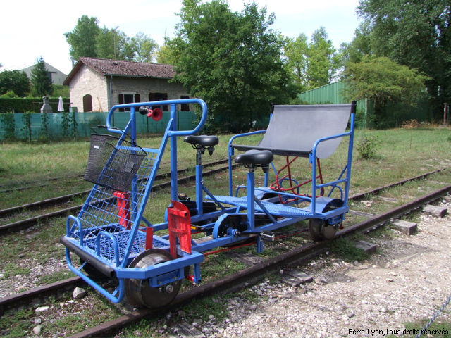Gare de Montalieu-Vercieu, un des vélorails prêt à partir