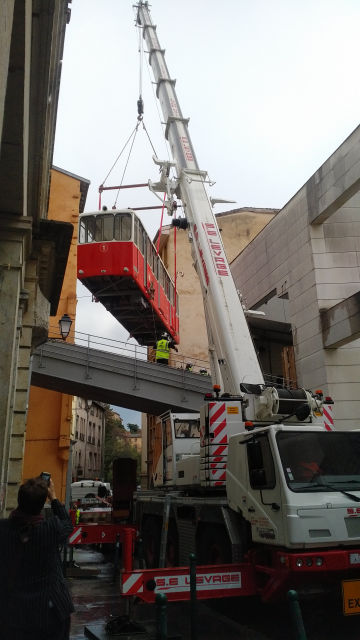 La cabine n°1 en train de pivoter au-dessus du pont de la rue Tramassac (Photo : TubeSurf)