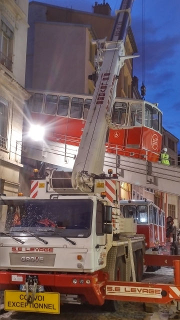 La cabine n°1 est posée sur les rails alors que la cabine n°2 est déjà élinguée (Photo : TubeSurf)